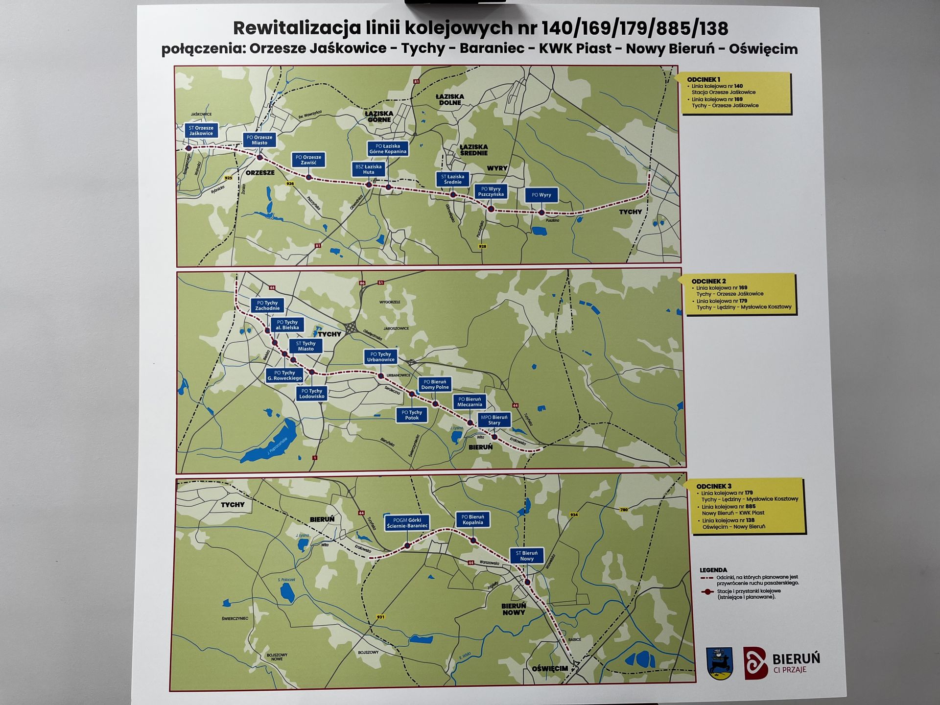 Tablica przedtawiająca mapę z zaznaczonymi liniami kolejowymi oraz stacjami.